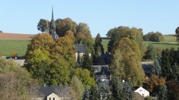 Kirche Erlbach mit Schule, Pfarrgut und Friedhof (hinter der Kirche) | Foto: W. Frech