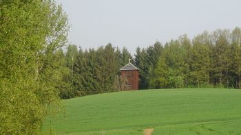 Der neue Glockenturm oberhalb des Friedhofs | Foto: W. Frech