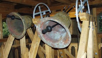 500 (rechts) bzw. 700 Jahre alte Glocken im "Alten Glockenturm" | Foto: W. Frech