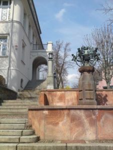 Das Lugauer Rathaus mit dem Rathausbrunnen